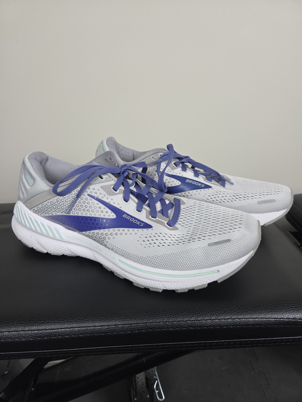 Brooks Adrenaline GTS 22 Running Shoes Women's 10 Gray Purple Sneakers